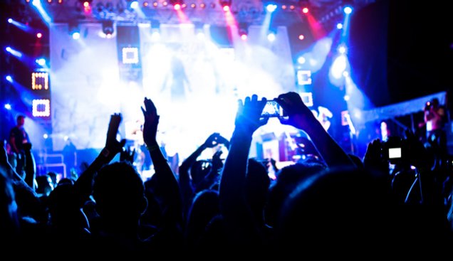 ライブで観客を魅了する特殊演出とは？演出の種類や最新技術を解説  