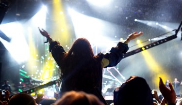 効果的なライブ演出は非日常空間を作り出す