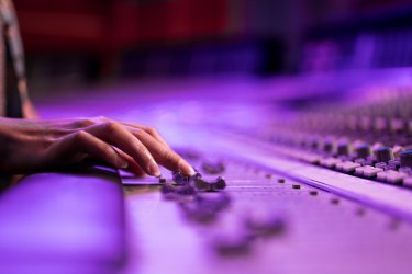 ライブや舞台を盛り上げる音響効果のエフェクト